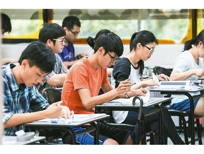 高考13日登場 恐因颱風延期中途離考