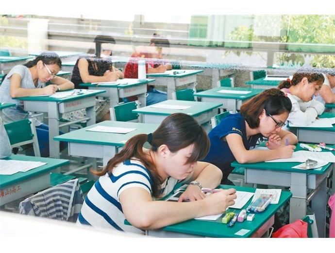初考時事題　彈劾總統、公務員兼職入題