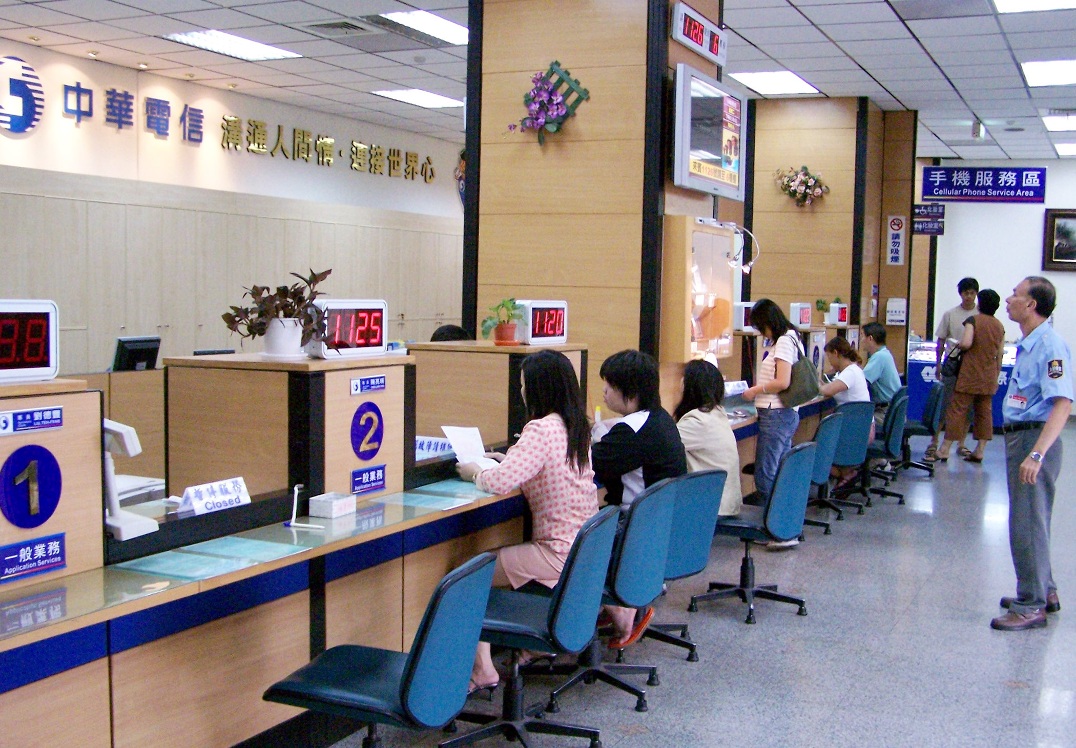 中華電信之子公司徵客服 年薪上看60萬